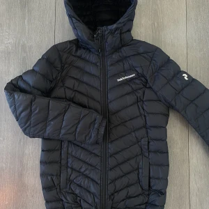 Peak performance jacka - Svart peak performance jacka i superbra skick! Storlek S💕