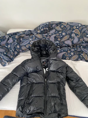Save the duck jacka - Köpt ny för 2799kr vintern 2021, ser ut som ny skick 9/10 Pris går att diskutera