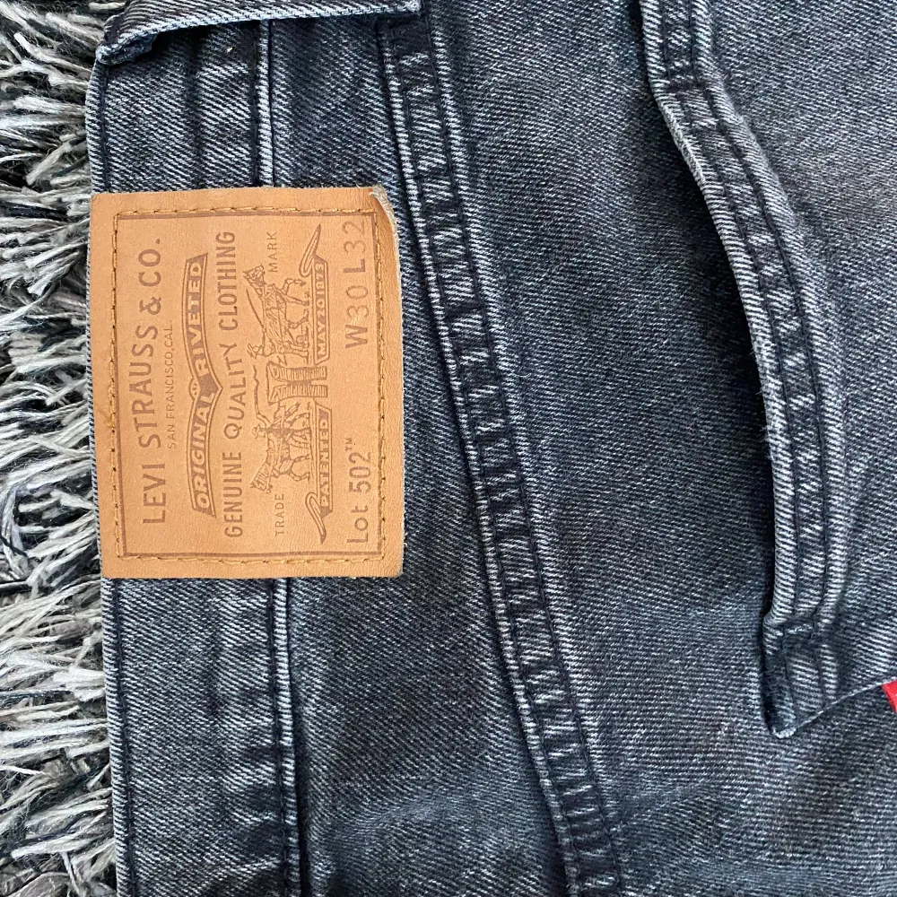 Säljer ett par Levis jeans model 502 storlek 30/32. De är ett par jeans med en fin grå färg och med svarta segment. Säljer dem då de är för stora för mig, de är inte använda särskilt mycket och de är i väldigt bra skick. Ordinarie pris är 1099kr.. Jeans & Byxor.