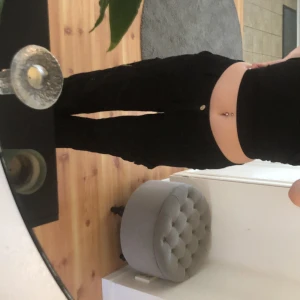 Cargo byxor - Svarta cargo byxor,har en lite fläk på innersidan av låret se de på bild 3🤍långa på mig som e 1,70 typ.för mer bilder o frågor skriv privat 