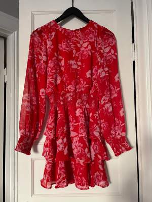 Röd/rosa klänning från Gina Tricot strl 34 Kommer i jättefint skick. Säljes då den inte längre passar efter graviditet. Finns inga skador eller fläckar.  Nypris 400kr