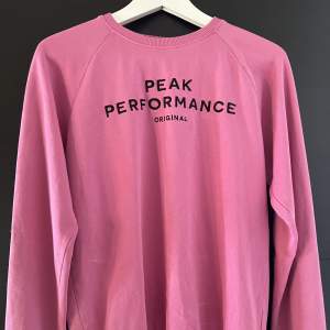 Säljer min fina peak performance tröja då den inte kommer till användning, fint skick, skriv för fler bilder, pris kan diskuteras 💘💘 köparen står för frakten💘