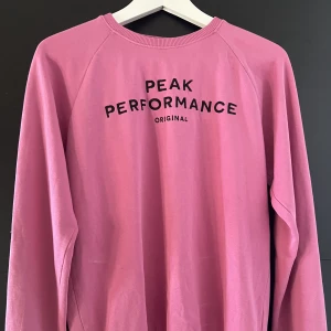Peak Performance  - Säljer min fina peak performance tröja då den inte kommer till användning, fint skick, skriv för fler bilder, pris kan diskuteras 💘💘 köparen står för frakten💘