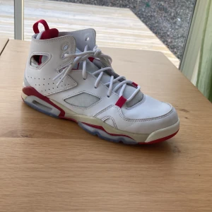 Jordan skor - Säljer mina fina jordans som jag inte använder längre. Nypris 1300. Mitt pris 549