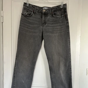Lågmidjade jeans  - Säljer dessa gråa Lågmidjade jeans. Jeansen är i bra skick och super snygga. Jeansen är i storlek 40 och på mig som i vanliga fall använder storlek 36 sitter dem oversized. 
