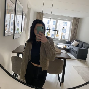 Kofta - Säljer denna gulliga stickade kofta i färgen brun/beige! Köpt från Nelly men används inte längre. Exlu frakt💓