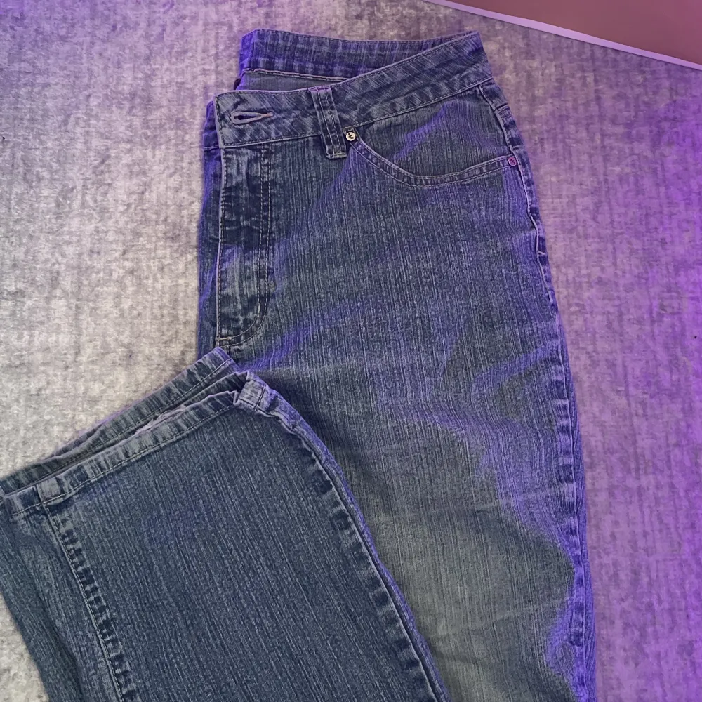 Snygga och ovanliga y2k second hand jeans . Jeans & Byxor.