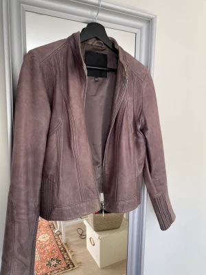 Skinnjacka - En grå/lila skinnjacka i perfekt skick🤩😍