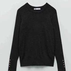 Zara tröja med knappar - Säljer denna fina zara tröjan med knappar FAST I BRUN! 💘 