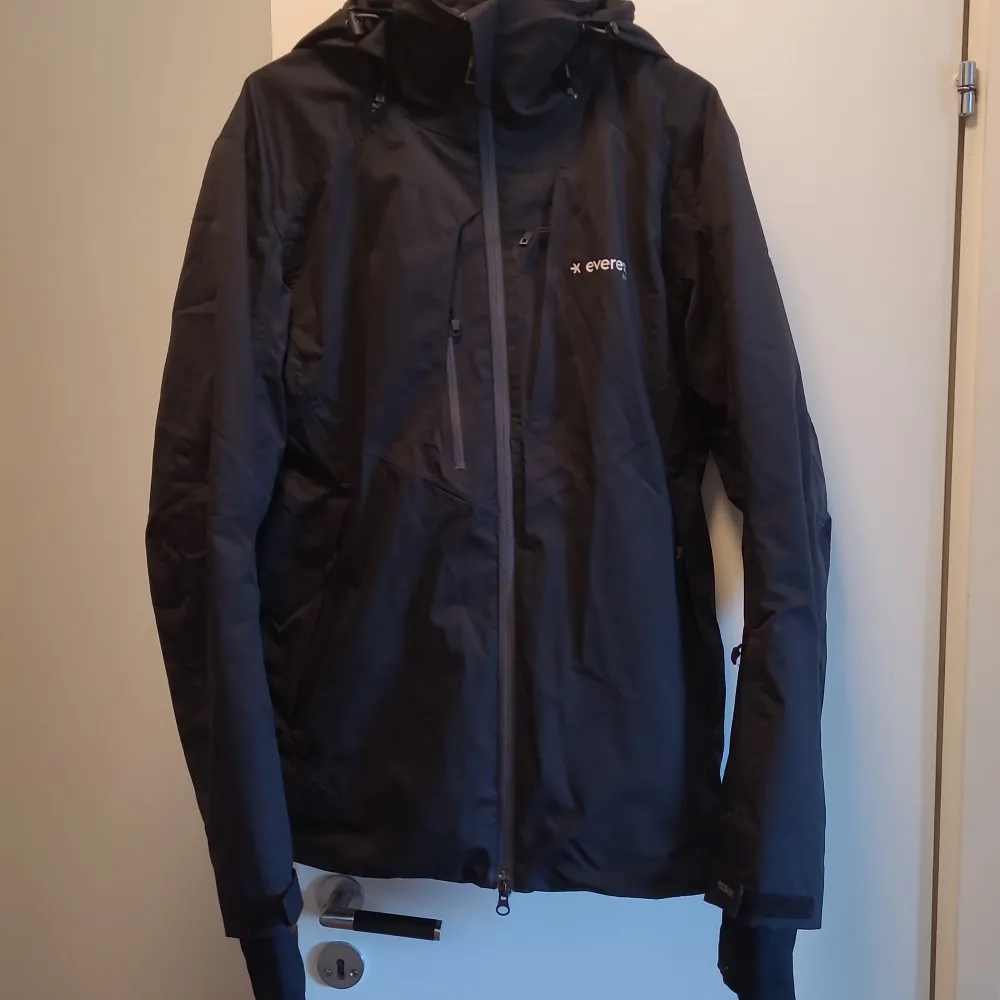 Size M lightly used and in good condition black winter jacket. Feel free to contact us in Swedish or English. . Jackor.