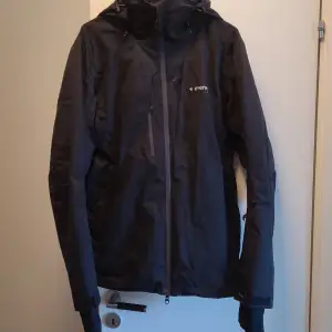 Size M lightly used and in good condition black winter jacket. Feel free to contact us in Swedish or English. 