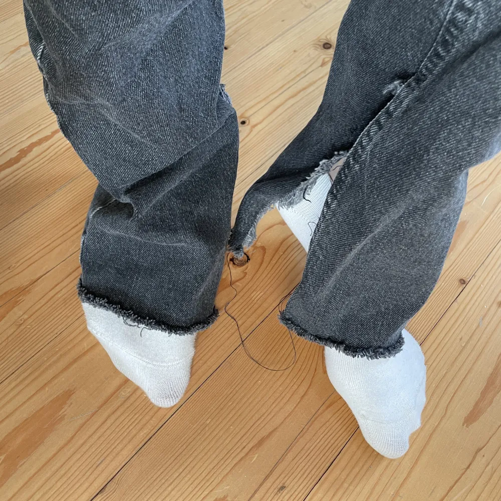 Ett par mörkgråa jeans med slits nedtill från Zara. Obs!! Se bild 3 då slitsen är fransad. Jeans & Byxor.