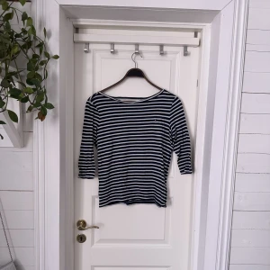 Tommy Hilfiger tröja - Säljer min Tommy Hilfiger tröja med trekvartslånga armar! Superfin passform och är köpt från Tommy Hilfigers butik i Hede Fashion Outlet Kungsbacka. Orginalpris 399kr, men säljer min för 250kr inklusive frakten!💓