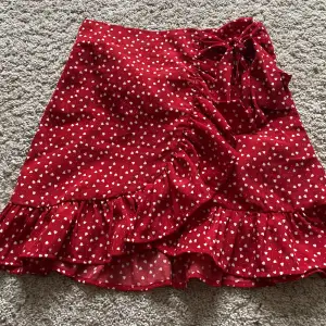 Jätte fin röd kjol nu till sommaren. Passar perfekt till en varm sommardag. Kan matchas med mycket i garderoben hemma. 