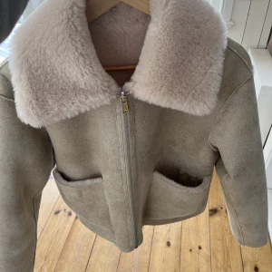 Jacka  - Snygg jacka från Mango som går att ha åt båda hållen. Strl S. Använt den ca 2 gånger. Jättefin!