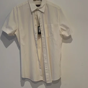 Linne skjorta  - Linne skjorta i ägg vitt. Från dressman. Alldrig använd. Storlek L