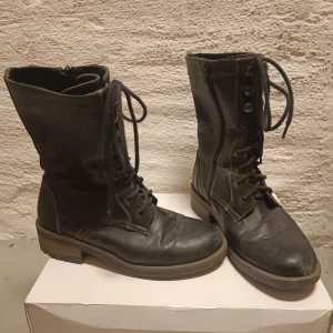 Skor - Boots med snörning och dragkedja. I använt skick, några skavanker här och där