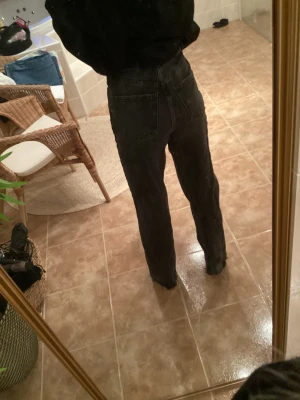 Jeans  - Grå/svarta jeans ifrån Gina Tricot i storlek 32. Säljer pågrund av förstora, använda ett fåtal gånger. Bra skick.