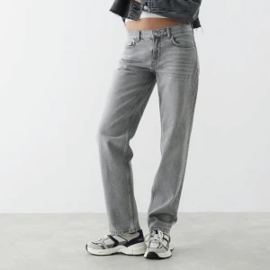 low straight jeans - Skitsnygga gina jeans som tyvärr inte kommer till användning längre. Ord. pris 500! Kan tänka mig sänka priset