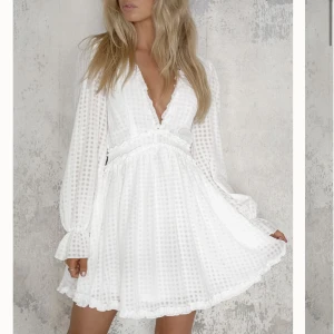 Studentklänning - En helt ny klänning, perfekt till studenten. Prislappen är kvar då klänningen inte kom till användning. Klänningen är endast provad. 🤍 Nypris: 799kr