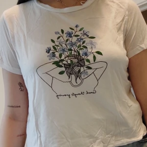 Tshirt från monki - Tshirt från Monki med fint tryck!!  Sällan använd och som ny<3