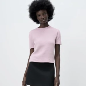 Stickad tröja zara  - Tröjan är aldrig använd utan endast testad, den ser lite mer lika aktig ut i vekrligheten än på bilden. Skriv för fler bilder💕