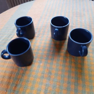 Glögg koppar blåa Höganäs . - Fyra stycken Glögg koppar blåa Höganäs .6 cm stora .hämtas i Skene alt skickas .