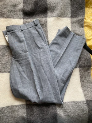Kostymbyxor - Lösa kostymbyxor i lätt tyg 