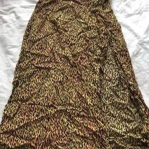 Min superfina kjol från motel rocks i animal print! Perfekt till sommaren och våren! Skriv för fler bilder, köpare står för frakt💕