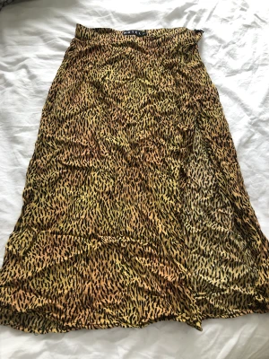 Midiskirt från Motel rocks - Min superfina kjol från motel rocks i animal print! Perfekt till sommaren och våren! Skriv för fler bilder, köpare står för frakt💕