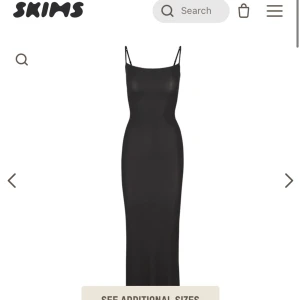 Skims klänning - Säljer min helt nya slutsålda klänning från skims pga att den är för stor. Super strechigt och skönt material ❤️Taggen finns kvar och den är helt oanvänd 