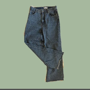 Jeans - Använda några fåtal gånger, men är i bra skick 