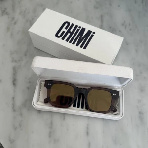 Chimi #004 Coco - Chimi solglasögon i modellen #004 Coco!🥥 Superfint skick perfekt till våren🤎 pris kan diskuteras 