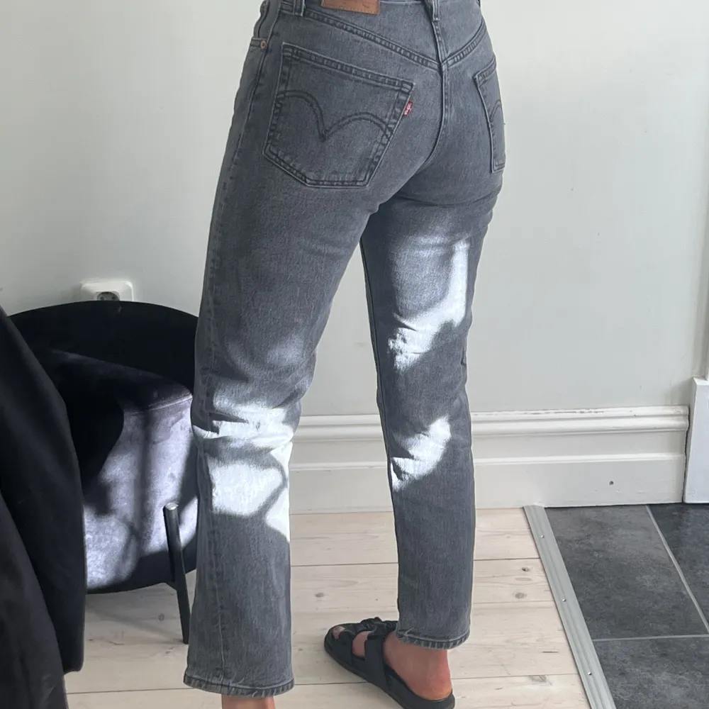 Gråa Levis jeans i storlek 25/28 som motsvarar xs/s. Använda ett få tal gånger💕. Jeans & Byxor.