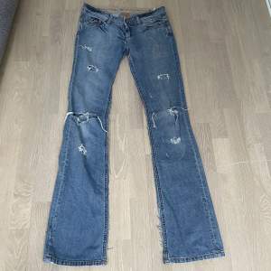 Dolce&gabbana lågmidjade jeans som är sååå snygga. Köpta second hand. Skriv för mått osv Möts inte upp💕 tryck på köp nu om du vill köpa