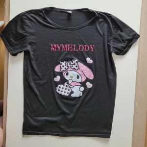 Två Sanrio T-shirts - Använd men i bra skick. Tyget är lite syntetiskt men skön att ha på sig ändå. 