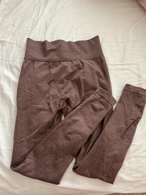 Träningstajts - Snygga Träningstajts som formar kroppen snyggt. Priset är exklusive frakt. 