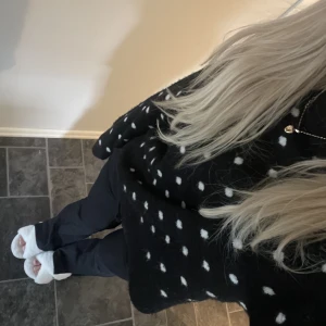 Prickig stickad tröja - Prickig stickad tröja från hm. Passar XS och S🫶🏼