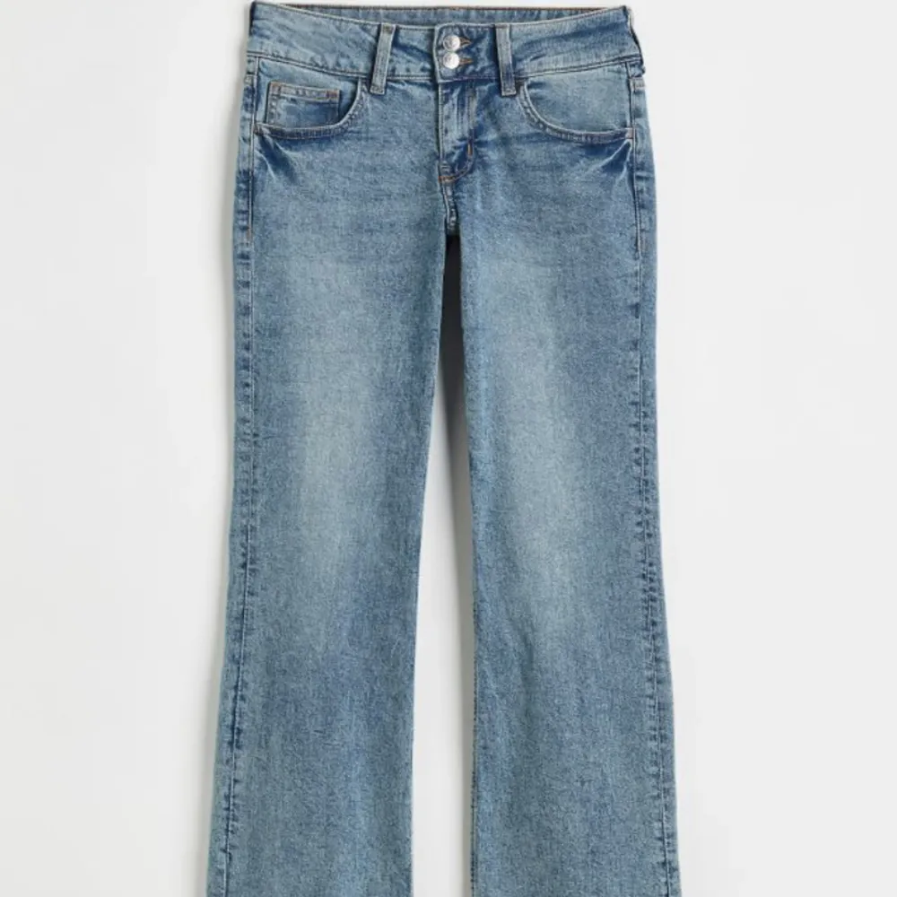 (Lånade bilder) Slutsålda lågmidjade jeans från hm med snygga fickor🙏 aldrig använda då de är för stora❤️😻. Jeans & Byxor.