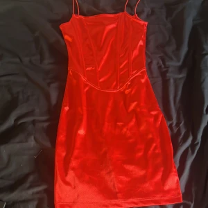 Red dress  - Använd 4-5 gånger passar inte mig längre 