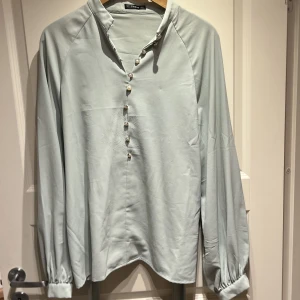 Grön blus  - Tröjan är lite knottrig 
