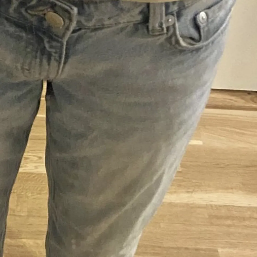 Ett par lågmidjade (Arrow) jeans från weekday 💕använda några gånger men är i bra skick. Ny pris: 590 ! Säljer pga att de är lite för korta för min smak  (jag 167 cm) och på sista bilden ser man färgen bättre, de är ljusare än på de första bilderna! 💕. Jeans & Byxor.