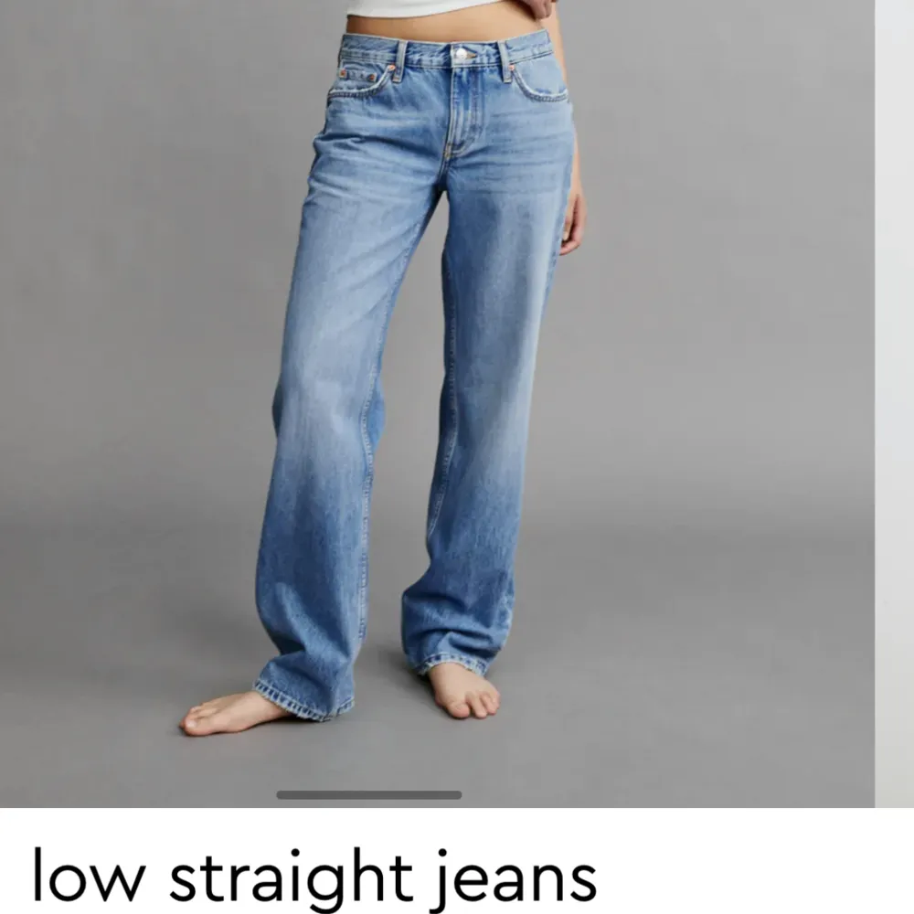 Blåa low waist straight jeans från gina tricot💙! Stolek 36, dom är inte alls använda mycket, säljer för 250kr. Köparen står för frakten!. Jeans & Byxor.