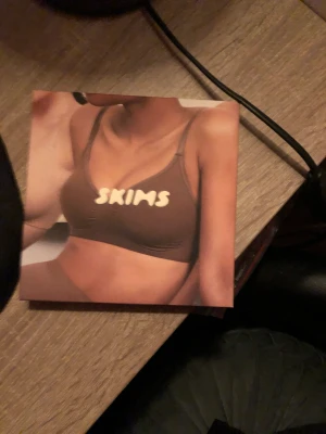 SKIMS bralette - Köpte denna jätte fina bralette från SKIMS och var jätte ledsen när jag testade den och märkte att jag inte valde rätt storlek! HELT oanvänd! Endast testat den 1 gång och inget mer! Säljer för full pris eftersom att den är helt ny!