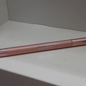 Ögon glitter - Smink som jag har köpt men inte behöver längre, den är endast testad på min arm så aldrig använd. Färgen är mellan vit och rosa men närmare vit. Varan har bra fästning så man behöver inte oroa sig för att den ska tas bort.