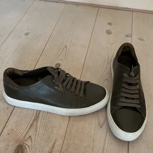 Arigato sneakers - Knappt använda sneakers frön Axel arigato 