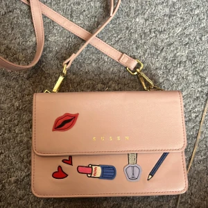 Rosa väska - Köpt i Dubai men typ inte använd fint skick ❤️