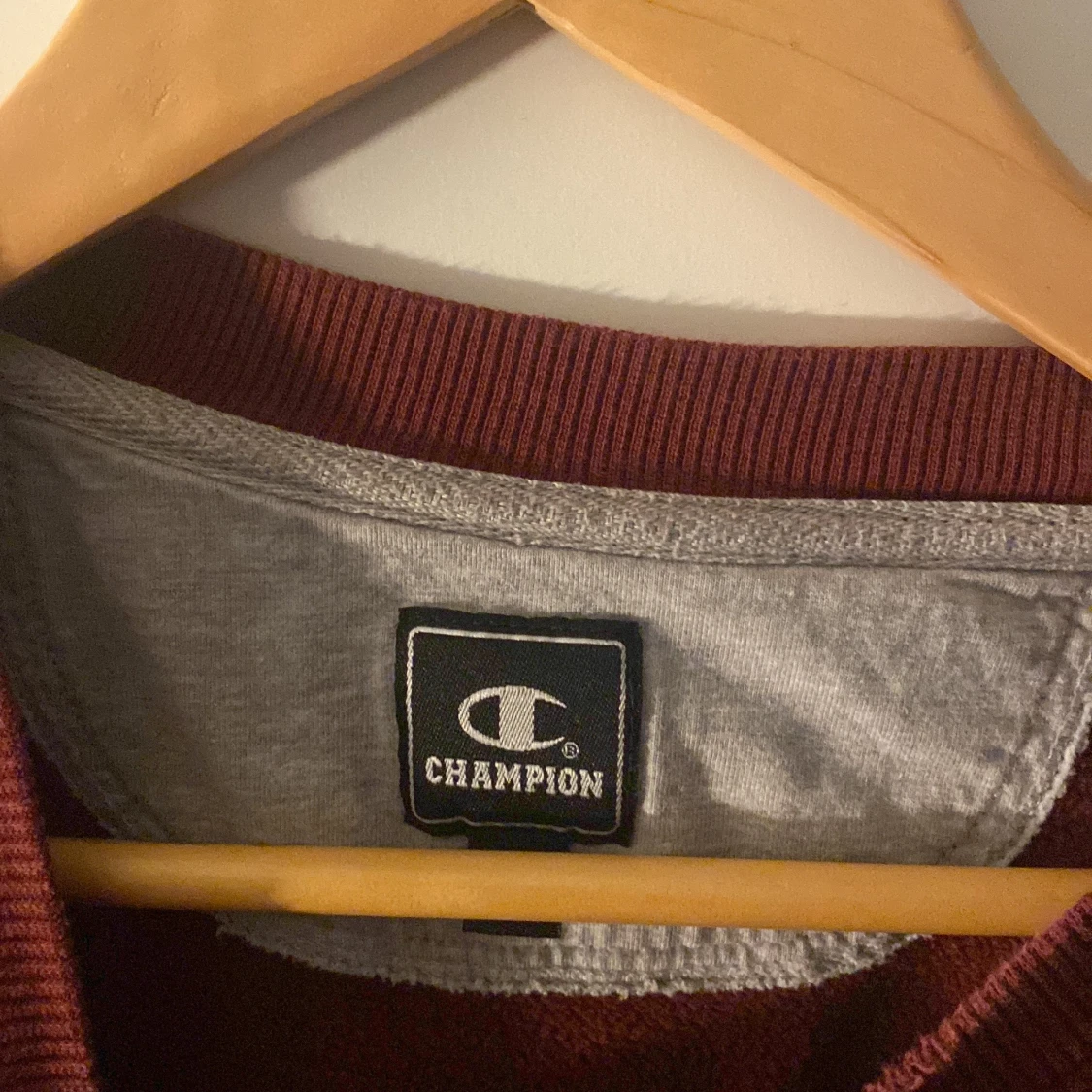 Vinröd sweatshirt! Champion! - 90