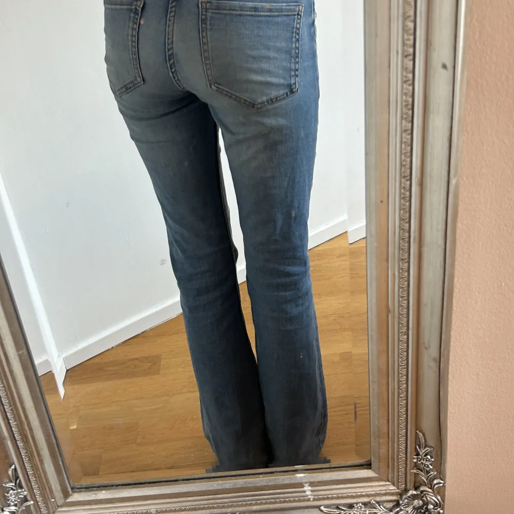 Säljer dessa jättefina lågmidjade jeans. Det är ett stretchigt matreal så formar sig väldigt bra på benen. Jag är 166 cm lång och dom går ner till min häl , det står att dom är 36 men dom har krympt och passar mig som normalt är 32, midjemåttet är 65, . Jeans & Byxor.