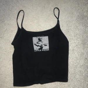 Brandy Melville linne  - Ett svart linne med little sitter loggan som på mig som brun att ha s slutar precis under naveln 